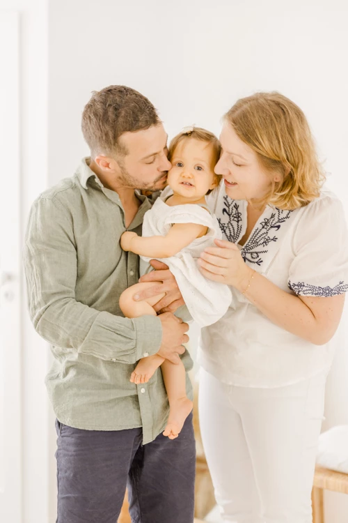 bonheur main sourire enfant gris